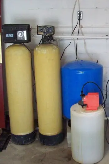 Chlorine-Injector-and-Carbon-Backwashing-Filter-with-Iron-Filter-350×525-1